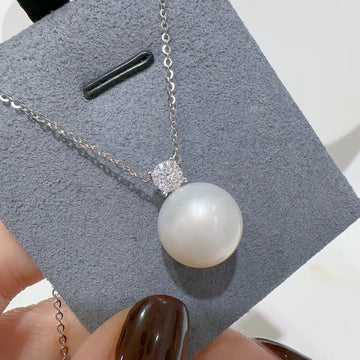 Edison Pearl Pendant | 12–13mm · Round · Subtle Blemishes · 18K Gold Setting
