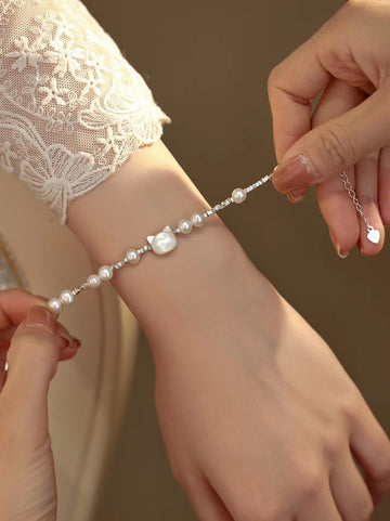 Bracelet à breloques chat en argent sterling | Perles d'eau douce de 5 à 6 mm · Chat en coquillage sculpté à la main · Réglable