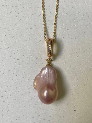 Pink-Champagne Baroque Pearl Pendant | 12–13×15–17×23–24mm · Thick Nacre · Strong Luster · Iridescent Glow · Gold-Plated Setting · Zircon Accents (Chain Included)
