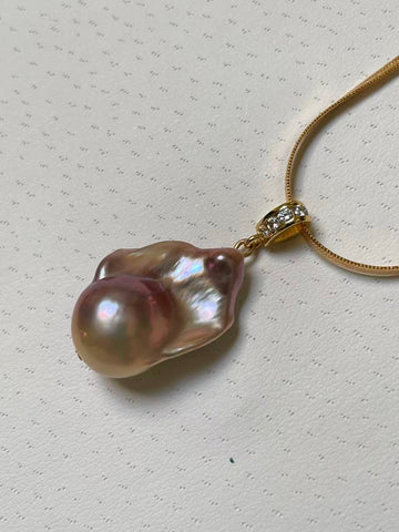 Pink & Purple Baroque Pearl Pendant | 12–13×15–17×23–24mm · Thick Nacre · Silky Surface · Iridescent Glow · Gold-Plated Setting · Zircon Accents (Chain Included)