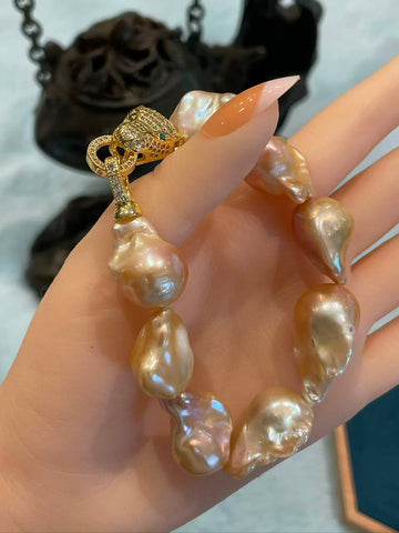 Baroque Freshwater Pearl Bracelet | 21cm · 8 Pearls · Champagne Iridescence · Leopard Head Clasp with Zircon