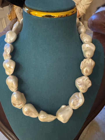 Baroque Pearl Necklace | 19 Pearls · 13–22mm · Silky Texture · Iridescent White Luster · Zircon & Stainless Steel Clasp