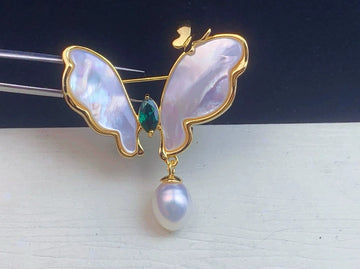 Butterfly Brooch & Pendant | 8.7–9.6mm · Teardrop Freshwater Pearl · Mother-of-Pearl Wings · Alloy Setting