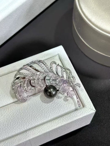 Tahitian Pearl Feather Brooch | 9.4mm · Near-Round · Peacock Green Overtone · Alloy Setting