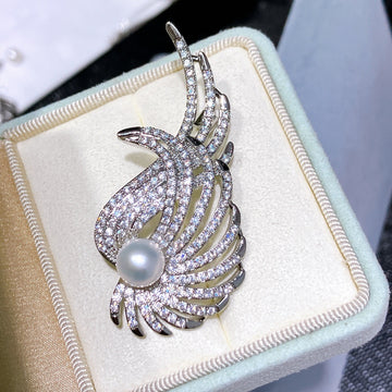 Freshwater Pearl Feather Brooch | 10.8–10.9mm · Near-Round · Strong Luster with Natural Growth Lines · Zircon & Alloy Setting