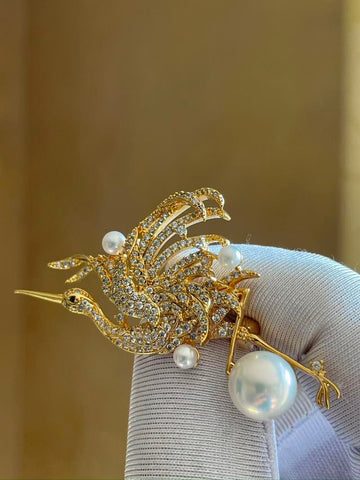 Seawater White Pearl Crane Brooch | 9–10mm · Near-Round · Brilliant High Luster · Zircon & Gold-Tone Alloy Setting
