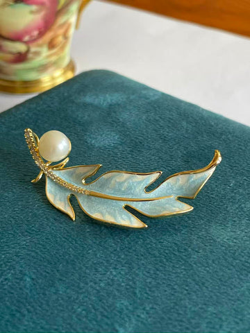 Elegant Freshwater Pearl Brooch | Natural Pearl Inlay · Timeless Accent Piece
