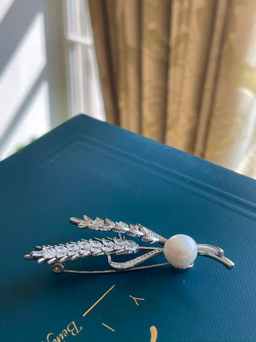 Freshwater Pearl Wheat Brooch | 10mm · Near-Round · Strong Luster · Zircon & Silver-Tone Alloy Setting
