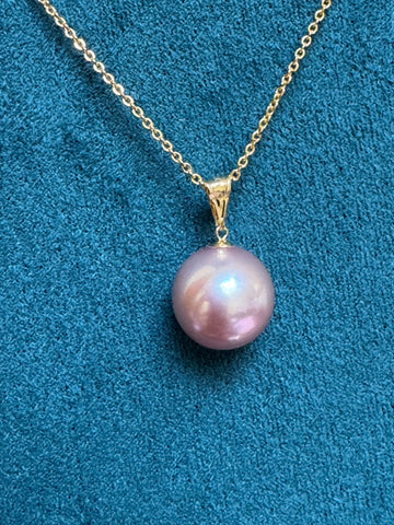 Edison Freshwater Pearl Pendant Necklace | 13.3mm · Light Purple · Flawless Round · 18K Gold Setting