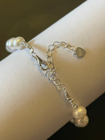 Sterling Silver Cat Charm Bracelet | 5–6mm Freshwater Pearls · Hand-Carved Shell Cat · Adjustable
