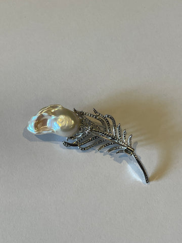 Broche longue en perles d'eau douce baroques | 15 x 18 mm · Élégance sertie de zircons