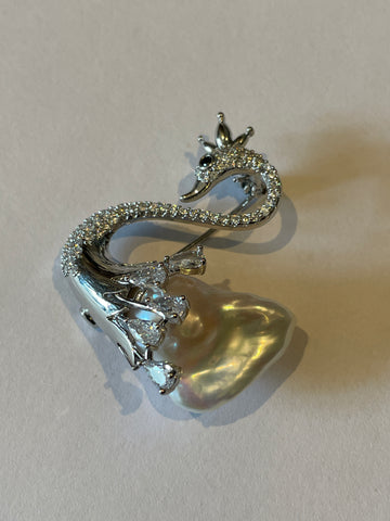 Broche cygne en perles baroques | Courbes gracieuses · Beauté naturelle unique