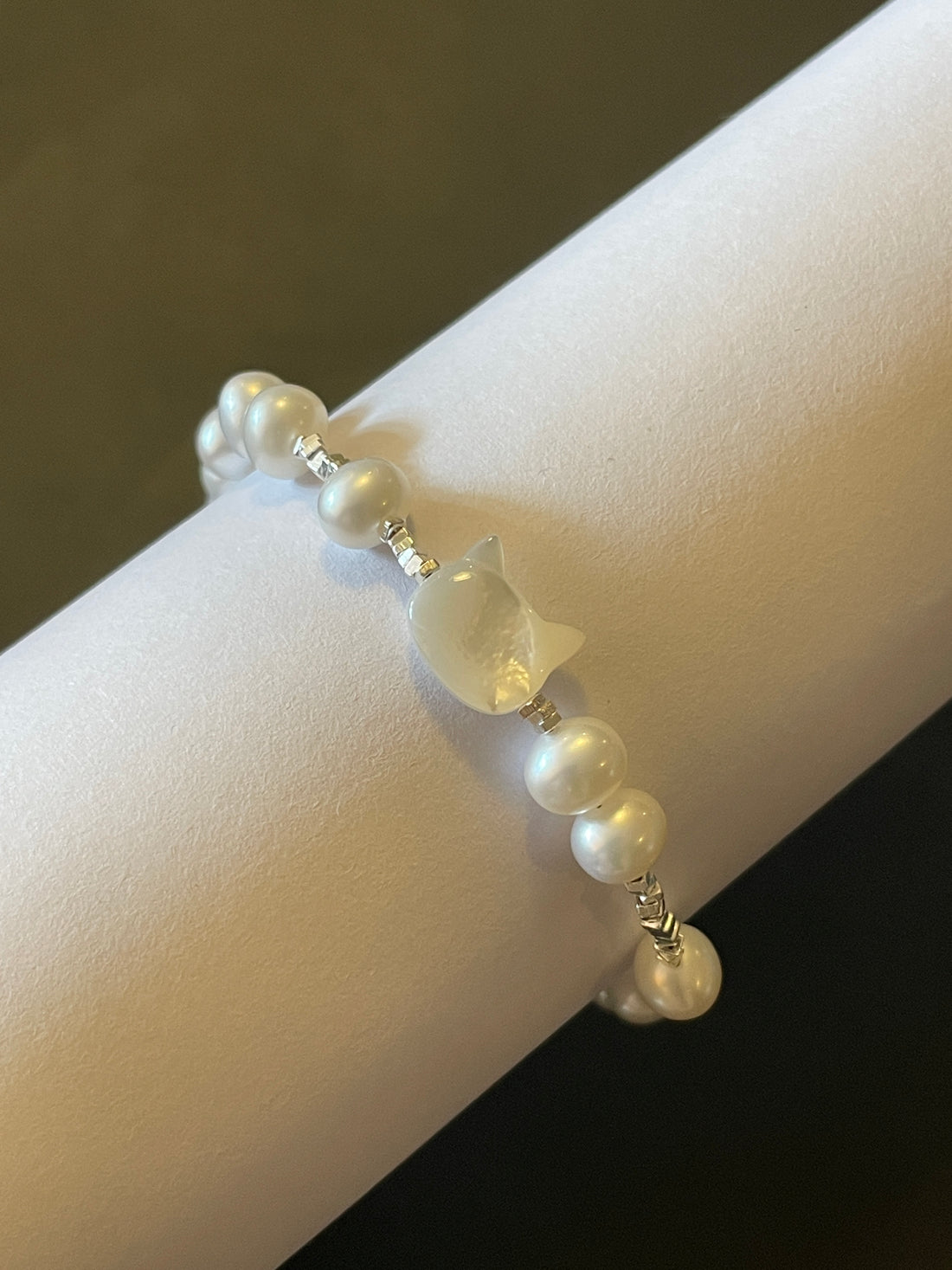 Sterling Silver Cat Charm Bracelet | 5–6mm Freshwater Pearls · Hand-Carved Shell Cat · Adjustable