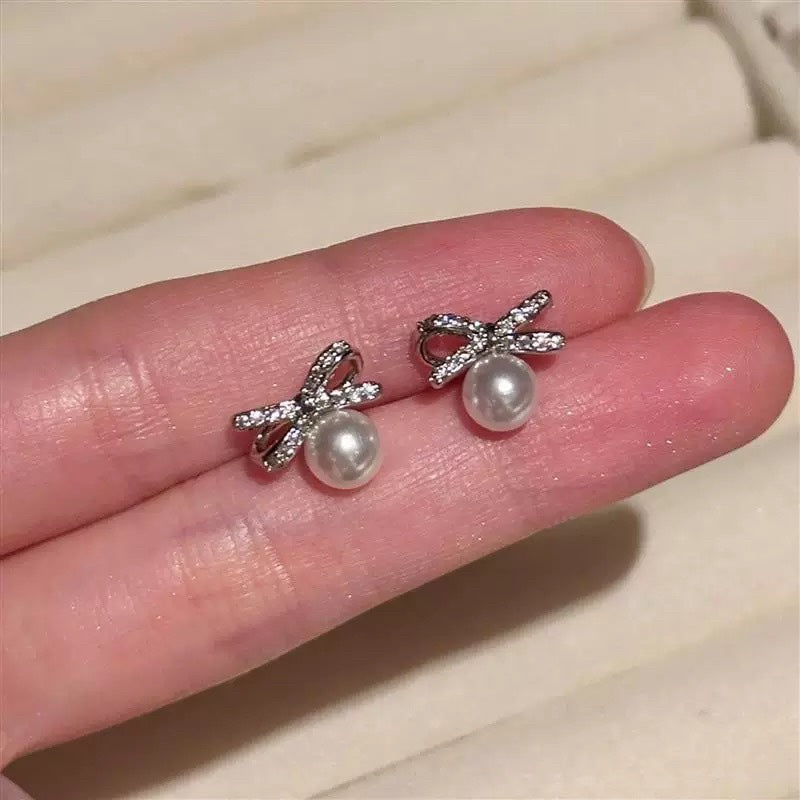Butterfly Bow Akoya Pearl Earrings | 5–6mm Round Pearls · S925 Silver Bow Design