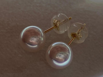 爱迪生级淡水珍珠耳环 | 7.5–8毫米 · 极光光泽 · 樱花粉色调 · 18K金柱