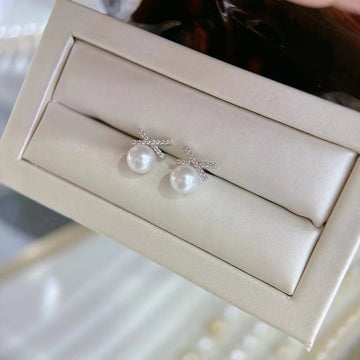 Akoya 珍珠耳钉 | 6–7 毫米 · 亮白色光泽 · 完美无瑕 · S925 纯银和 18K 金点缀