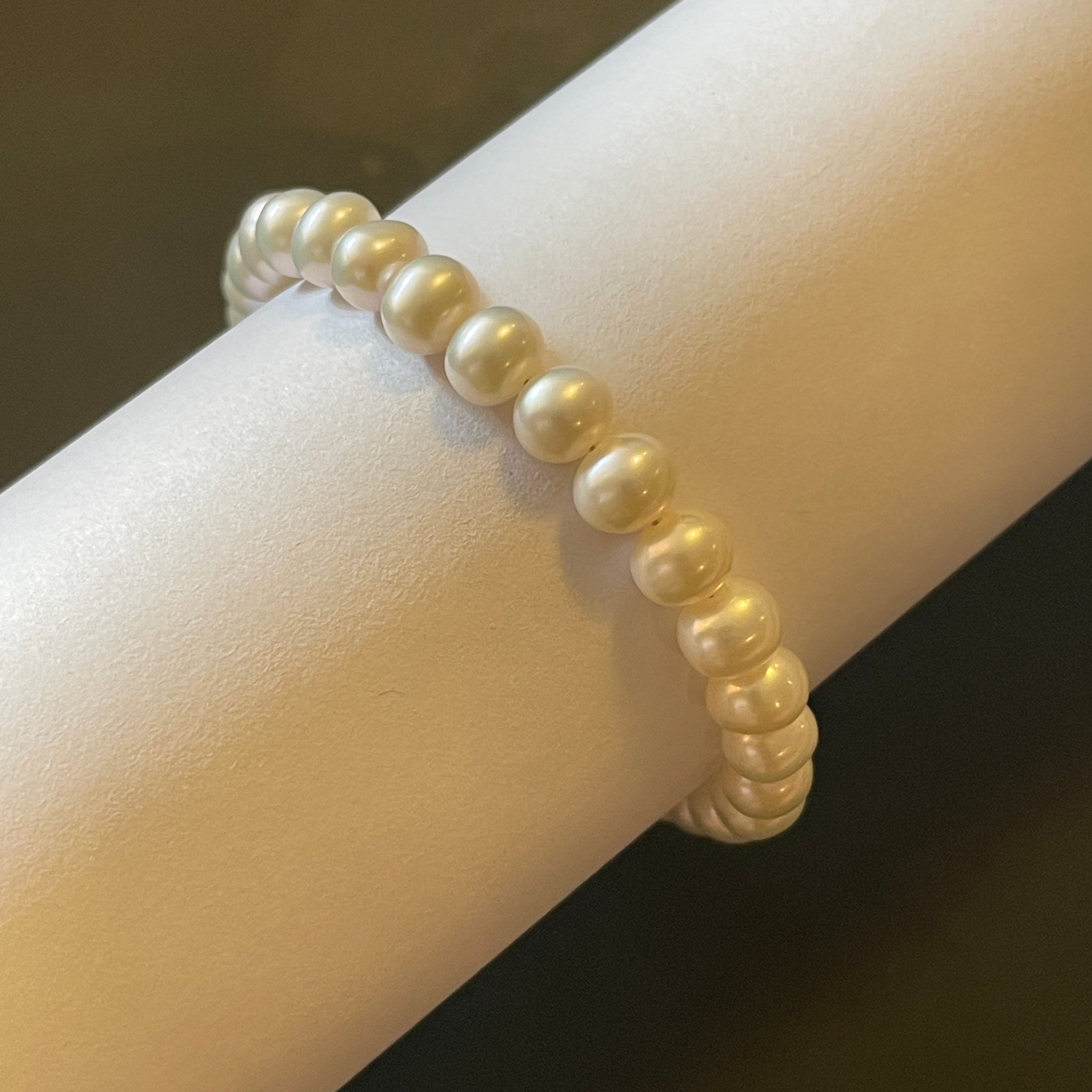 Elegant Clasp Bracelet | 5–6mm Near-Round Nucleated-Free Pearls · S925 Silver