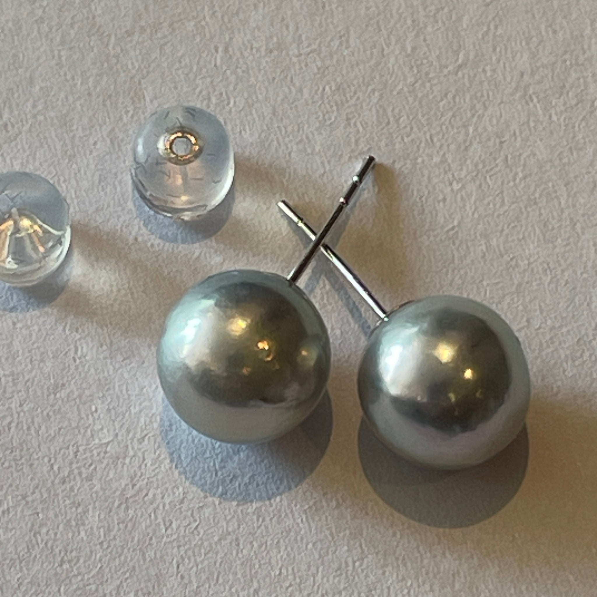 Boucles d'oreilles puces en perles d'eau salée Akoya | 8–8,5 mm, éclat intense · Petits défauts · Tiges argentées · Excellent rapport qualité-prix