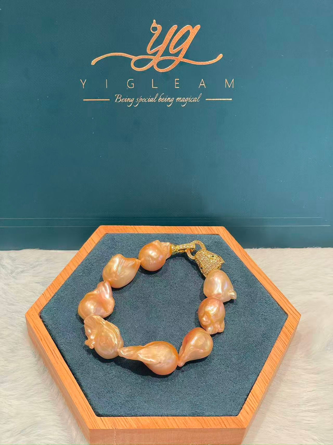 Baroque Freshwater Pearl Bracelet | 21cm · 8 Pearls · Champagne Iridescence · Leopard Head Clasp with Zircon