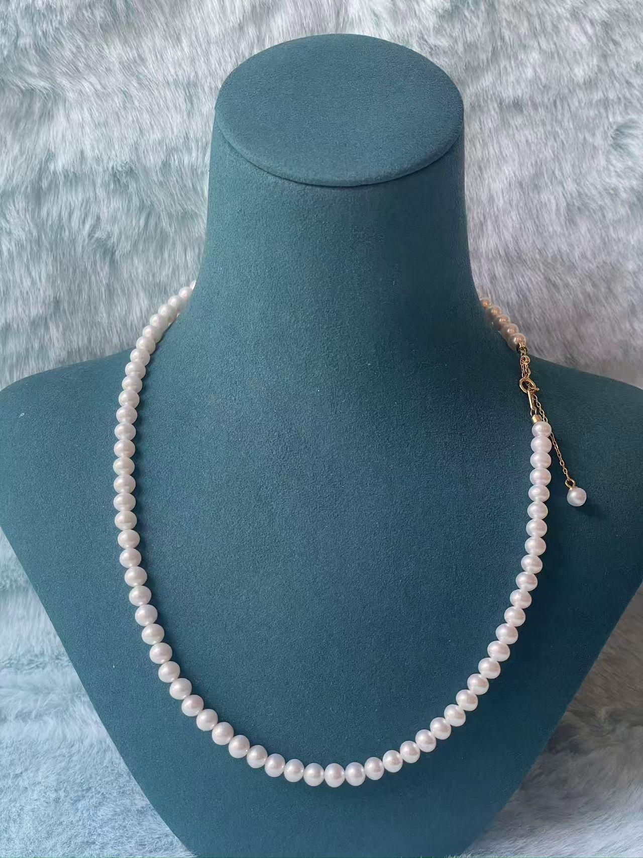 Freshwater Pearl Necklace with Accent Pearl Clasp | 5–6mm Near-Round Pearls · S925 Silver or Gold-Tone Clasp · Convertible Design