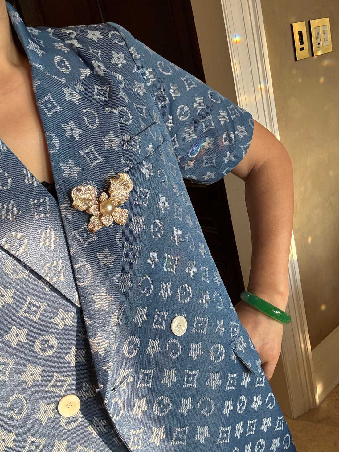 南海金珍珠蝴蝶胸针 | 14 毫米 · 光滑柔滑的表面 · 璀璨光泽 · 锆石和合金镶嵌