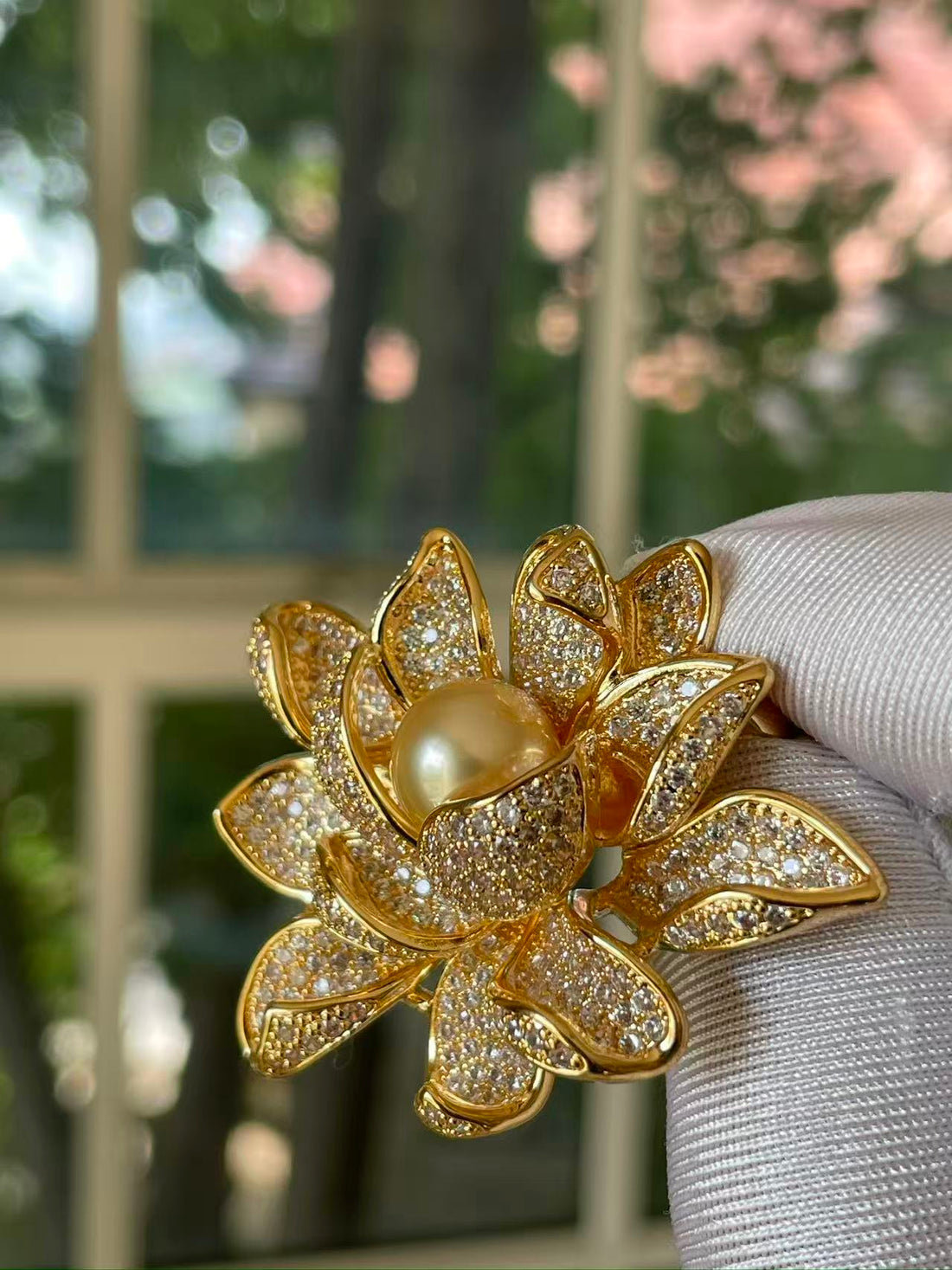 南海金珍珠莲花胸针 | 9–10毫米 · 近圆形 · 光滑如丝 · 强光泽 · 锆石与合金镶嵌