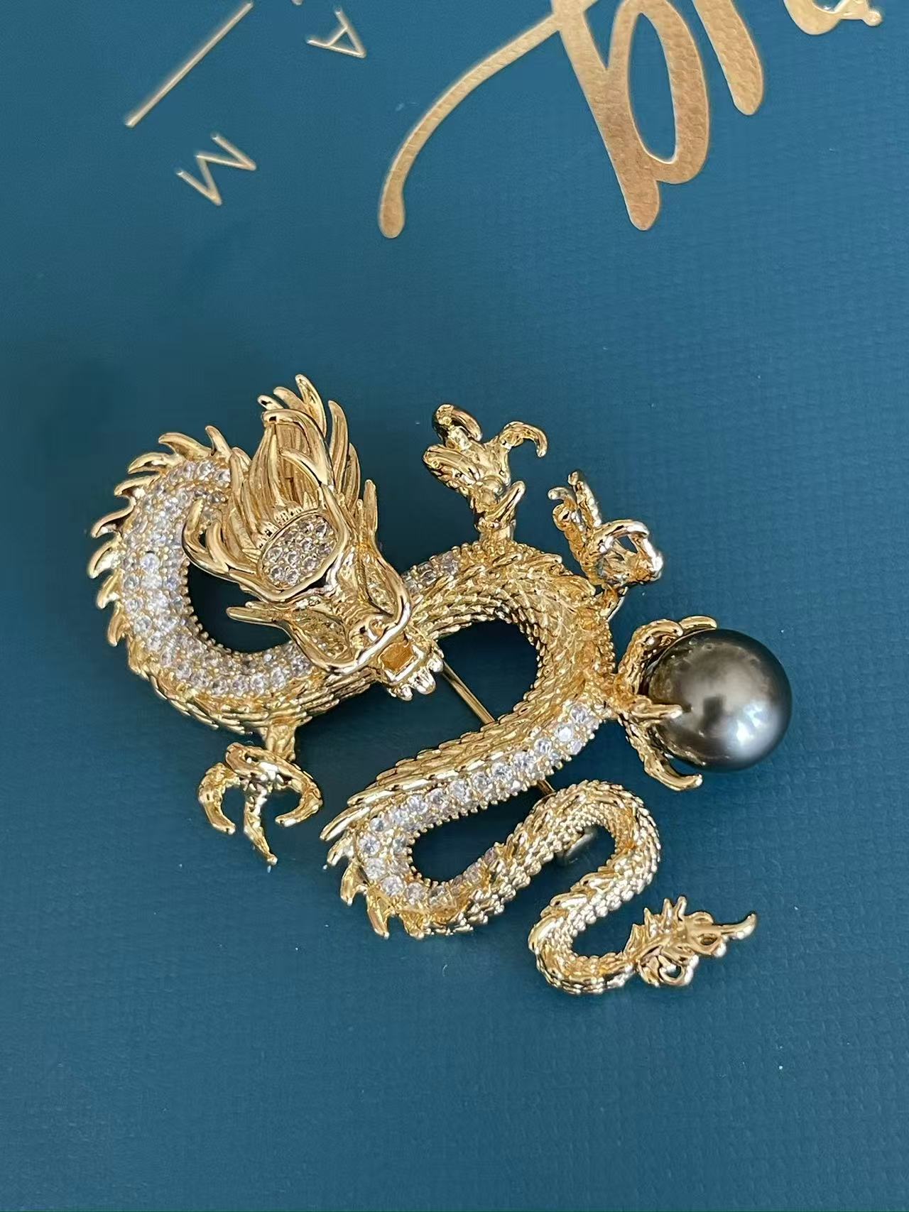 大溪地珍珠龙胸针 | 9毫米 · 近圆形 · 光滑表面 · 孔雀绿泛音 · 锆石与合金镶嵌
