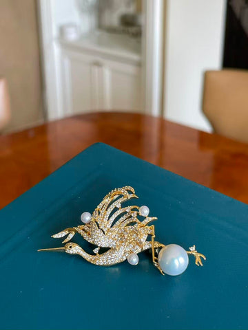 Seawater White Pearl Crane Brooch | 9–10mm · Near-Round · Brilliant High Luster · Zircon & Gold-Tone Alloy Setting