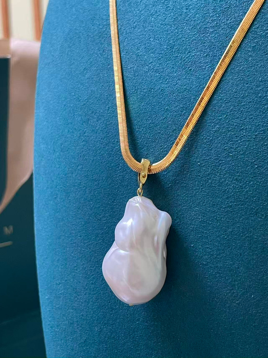 淡水巴洛克珍珠吊坠项链 | 18×30 毫米大白珍珠 · 虹彩光泽 · 厚珍珠层 · 通用扣设计 · 蛇骨链 · 48 厘米长