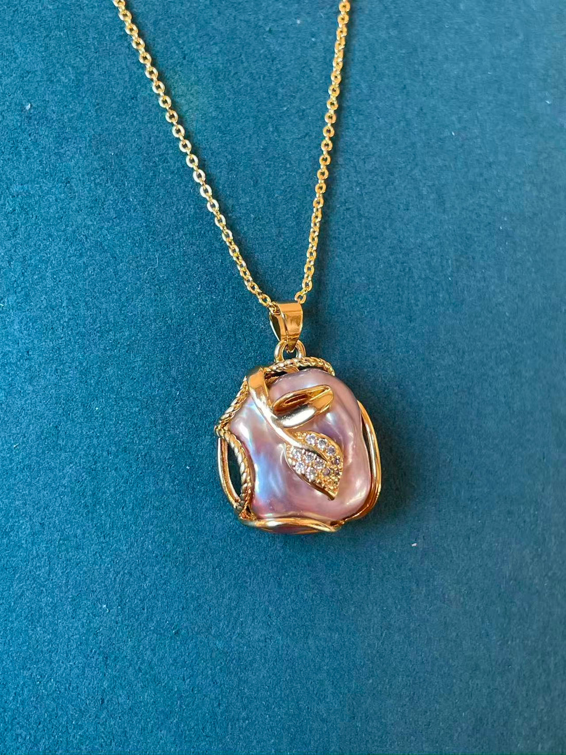 淡水薰衣草巴洛克珍珠吊坠项链 | 8×14×16mm 吊坠 · 强光泽 · 光滑表面，自然生长纹 · 叶子设计 · 防锈合金 · 48cm 长