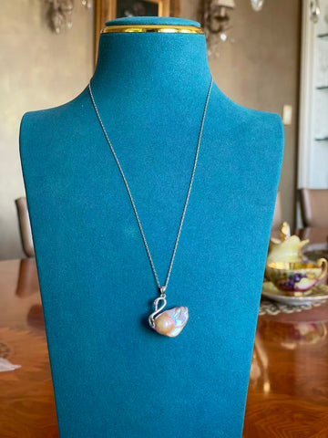 Pendentif cygne en perles baroques | Champagne, blanc et violet · Métal non sterling