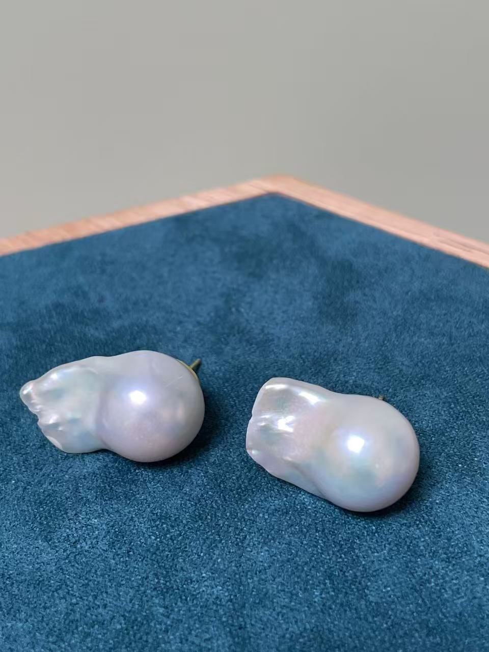 巴洛克珍珠耳钉 | 13×22毫米 · 自由形状 · 高光泽 · 金色金属