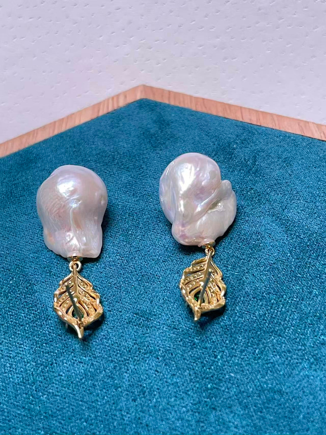 白色巴洛克珍珠耳坠 | 13×15–17×19×22–23毫米 · 虹彩白粉色光泽 · 镀金镶嵌 · 锆石和绿水晶 · 孔雀羽毛背饰