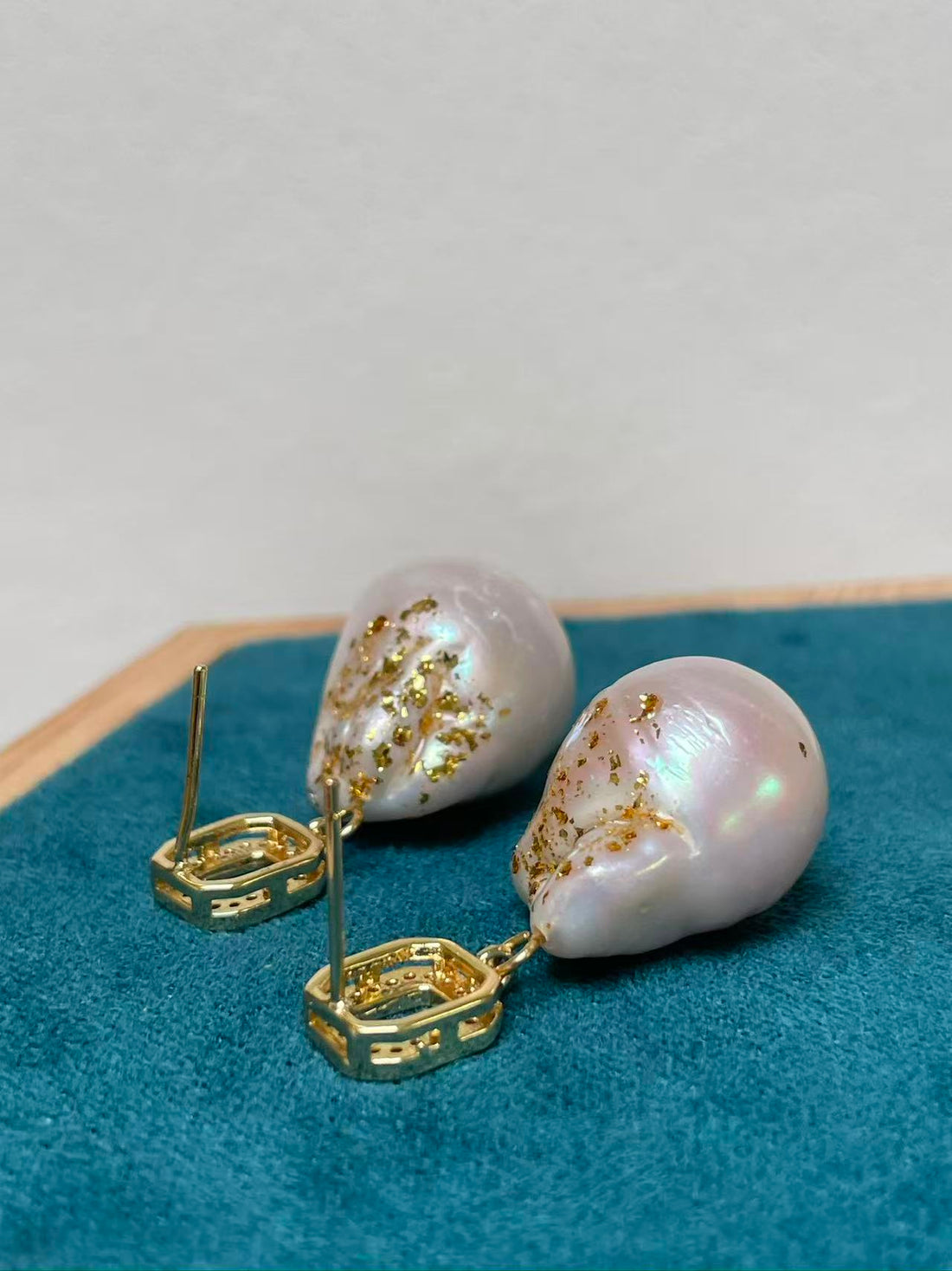白色巴洛克珍珠耳坠 | 14×15–22×24毫米 · 光泽浓郁 · 金粉细节 · 独特艺术饰面