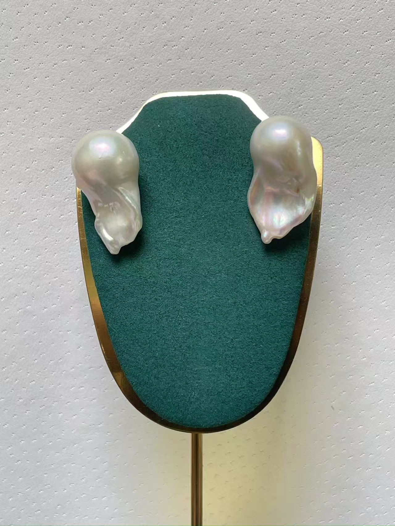 白色巴洛克珍珠耳钉 | 13×15–27毫米 · 厚珍珠层 · 强光泽 · 镀金镶嵌