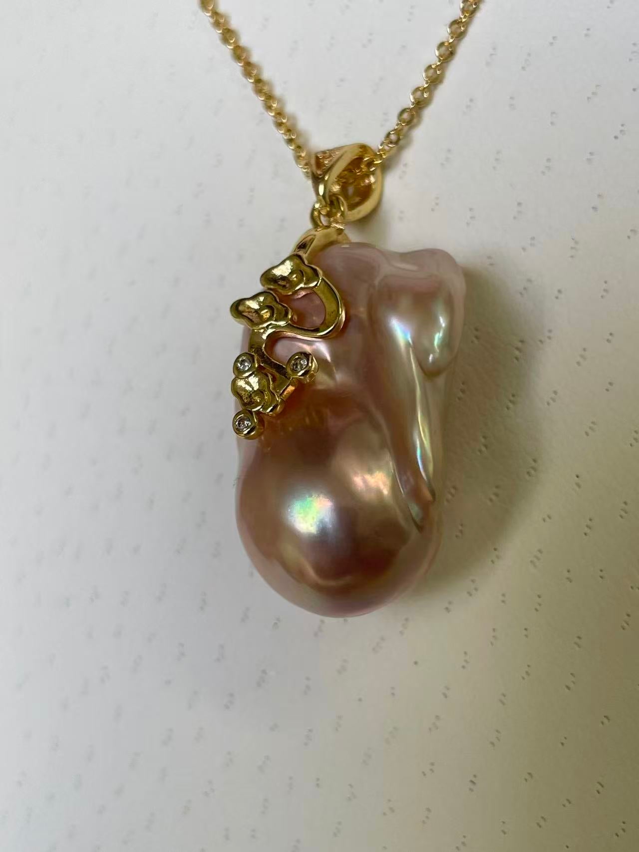 薰衣草巴洛克珍珠吊坠 | 11×20×25mm · 厚珍珠层 · 丝滑表面 · 彩虹光泽 · 镀金云朵设计（不含链）
