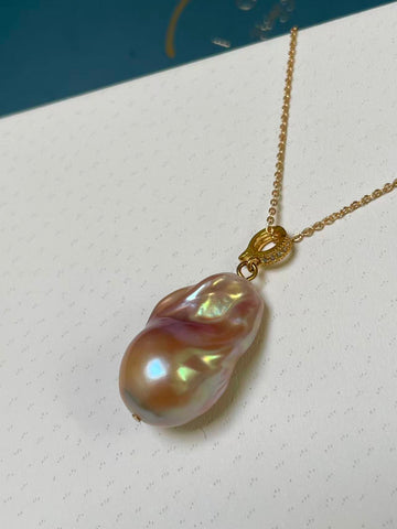 薰衣草巴洛克珍珠吊坠 | 13×15×36mm · 厚珍珠层 · 丝滑表面 · 彩虹光泽 · 镀金锆石通用吊环（含链条）