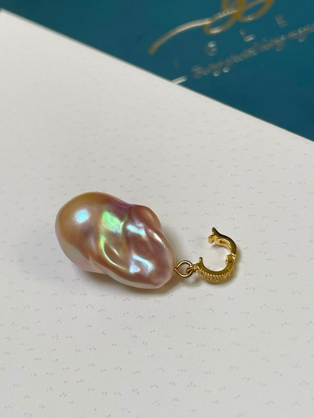 薰衣草巴洛克珍珠吊坠 | 13×15×36mm · 厚珍珠层 · 丝滑表面 · 彩虹光泽 · 镀金锆石通用吊环（含链条）