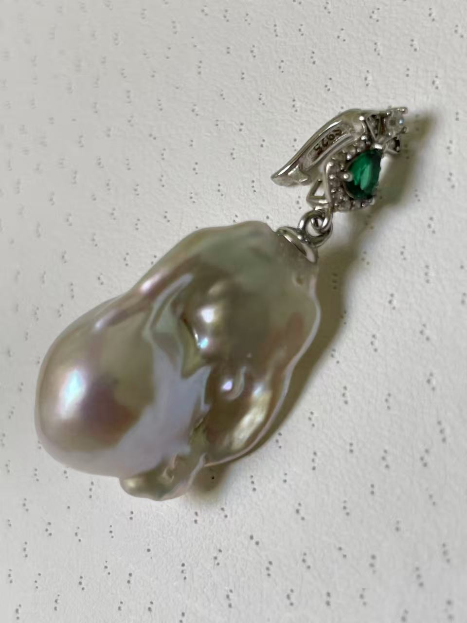 白色巴洛克珍珠吊坠 | 13×15×25mm · 厚珍珠层 · 强光泽 · S925 纯银 · 锆石和绿水晶钱袋环（不含链子）