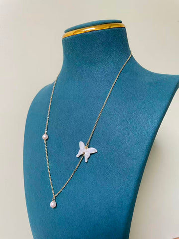 Freshwater Pearl Butterfly Necklace — 90cm Gold‑Plated Chain · Iridescent Shell Butterfly