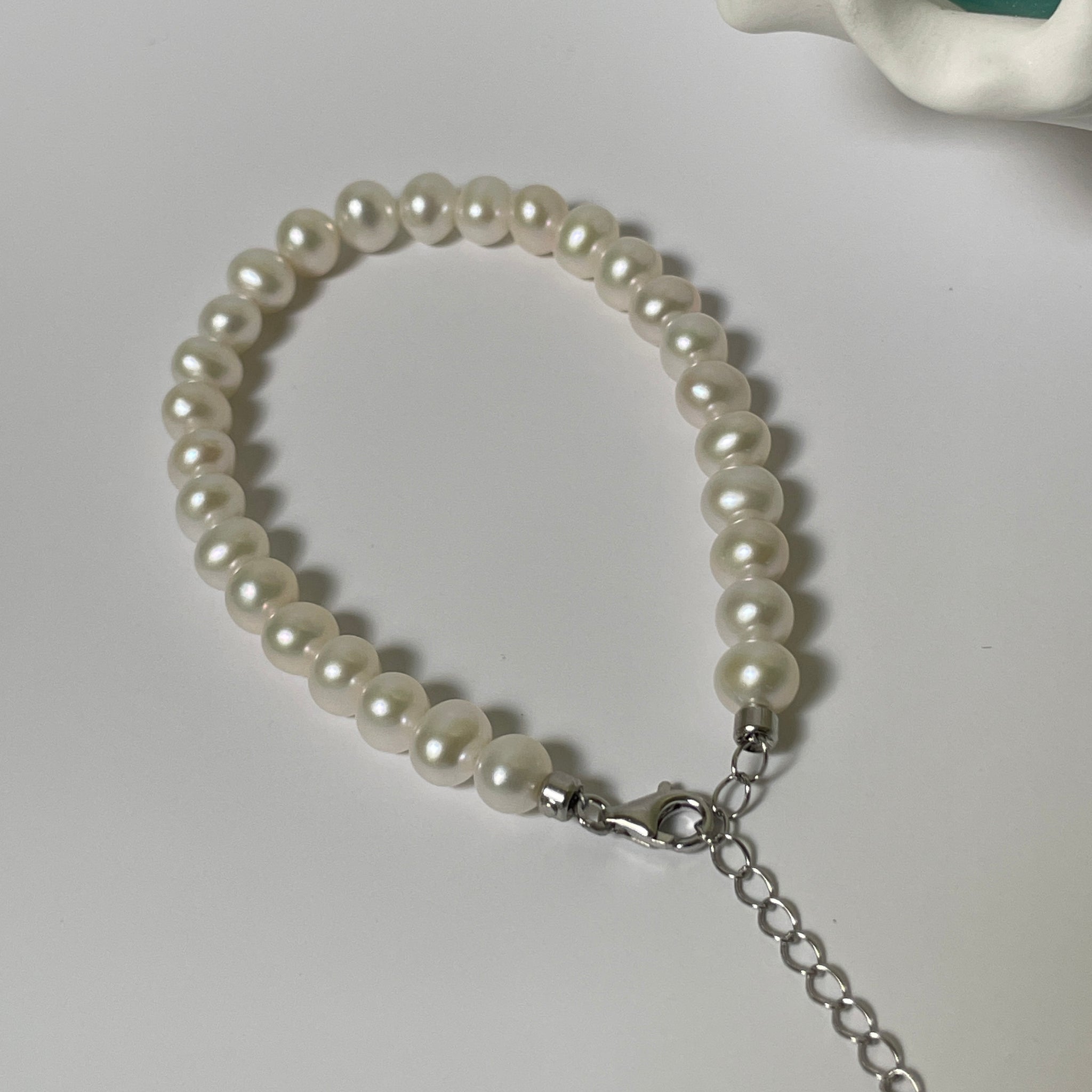 Elegant Clasp Bracelet | 5–6mm Near-Round Nucleated-Free Pearls · S925 Silver