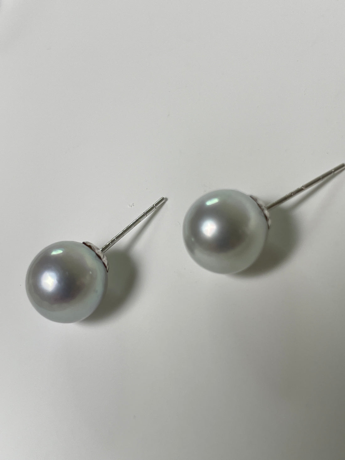 Akoya Pearl Stud Earrings — 8.4–8.5mm Round · Silver‑Gray with Peacock Overtone · 18K White Gold