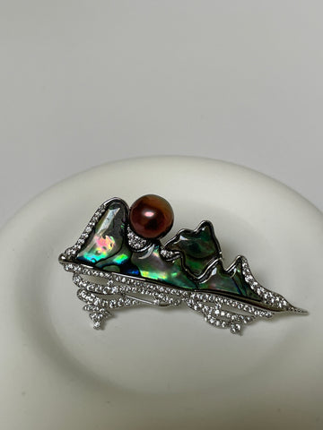 Landscape-Inspired Pearl Brooch | 8–9mm Mixed Pearls · Mother-of-Pearl &amp; Zircon Detailing · Unisex Design