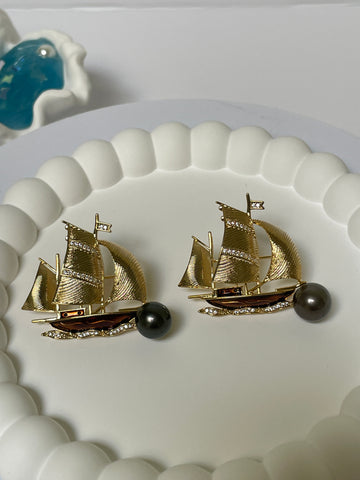 Tahitian Pearl Sailboat Brooch | 9–11mm Round Pearls · High Luster Peacock Overtone · Zircon Water-Flow Design