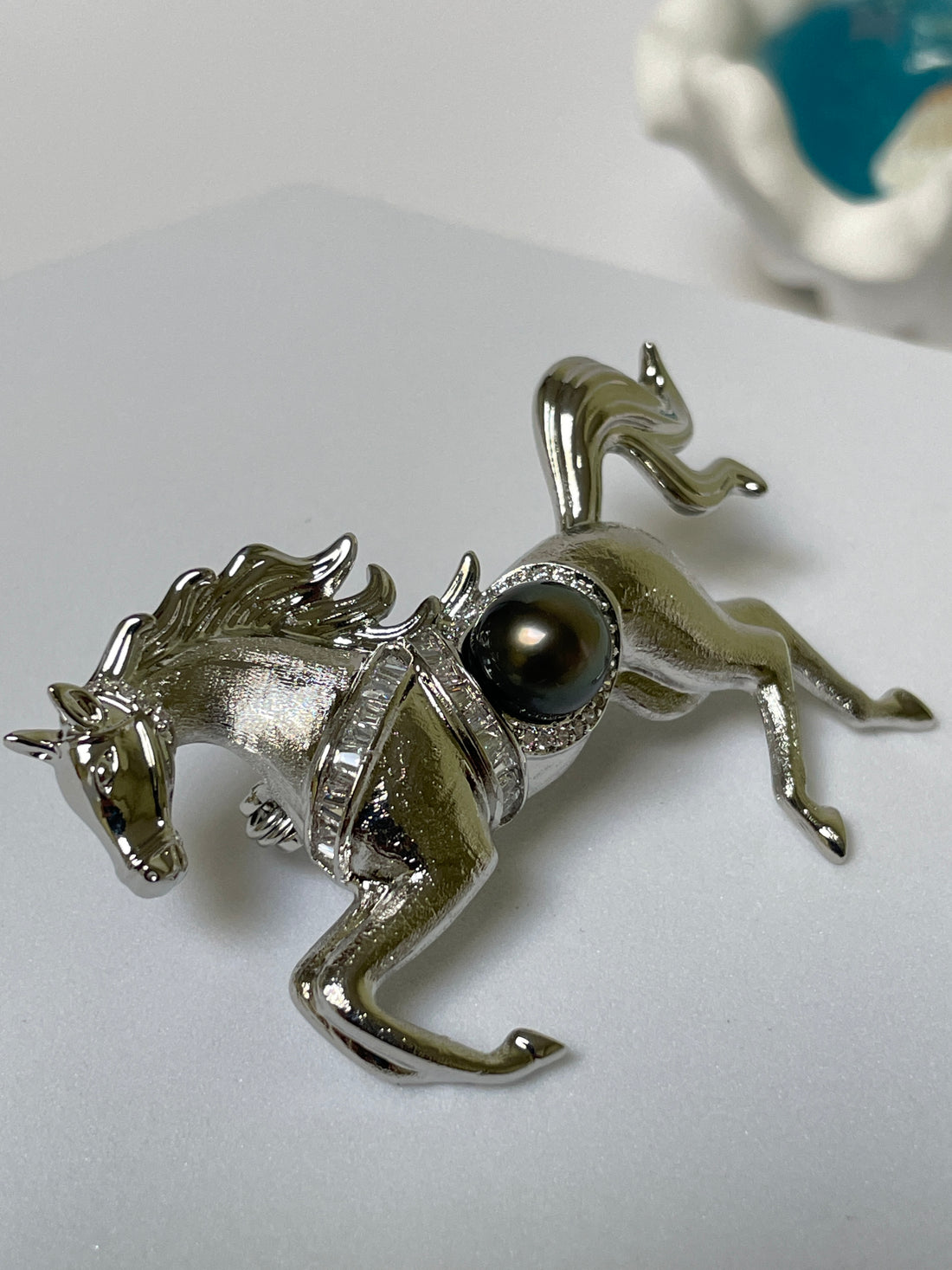 Tahitian Pearl “Galloping Silver Horse” Brooch | 8–9mm Round Pearl · Peacock Overtone · Zircon Accents · Anti-Oxidation Alloy