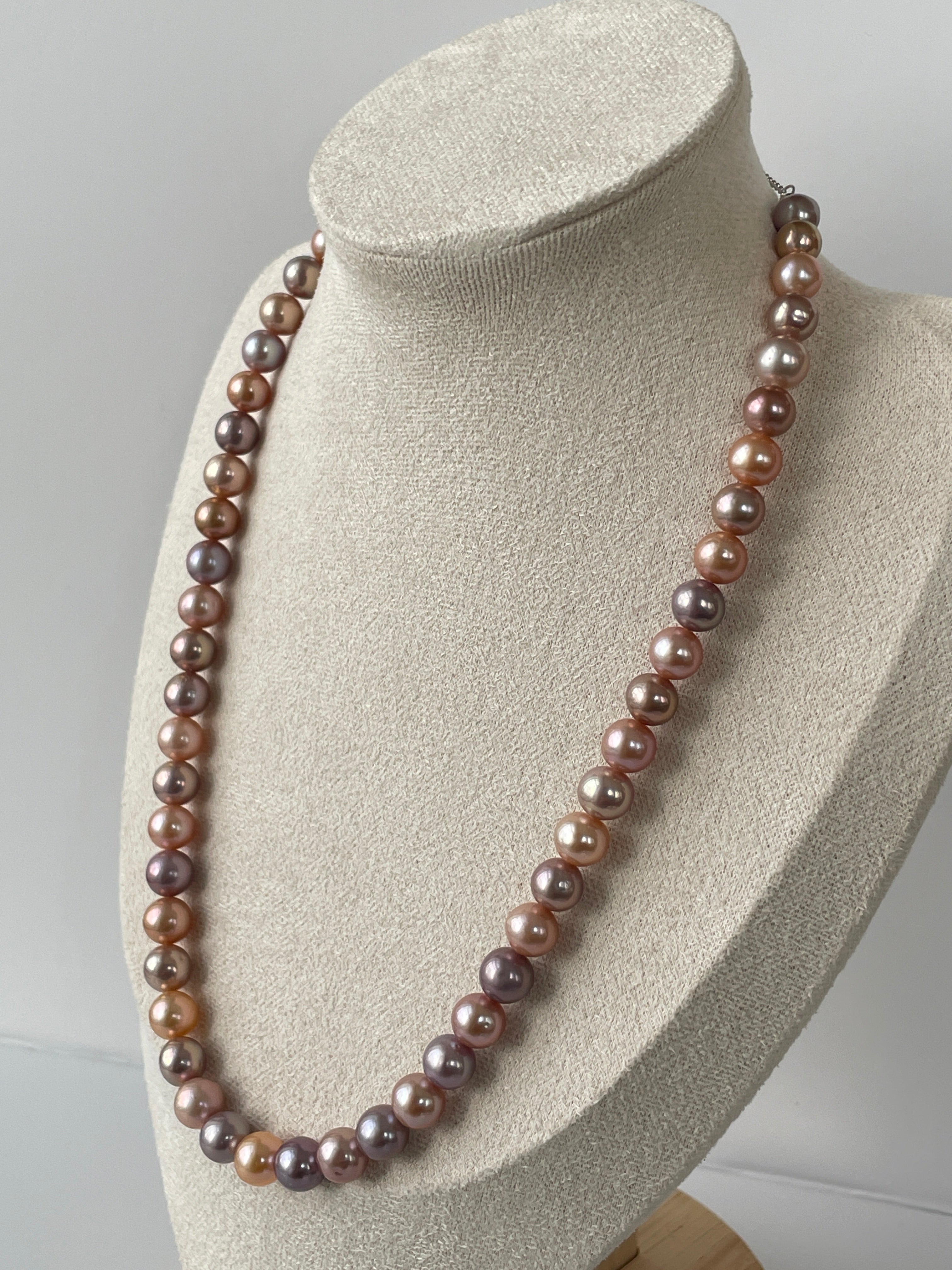 Freshwater Pearl Necklace — 8–9mm Champagne & Lavender Iridescence