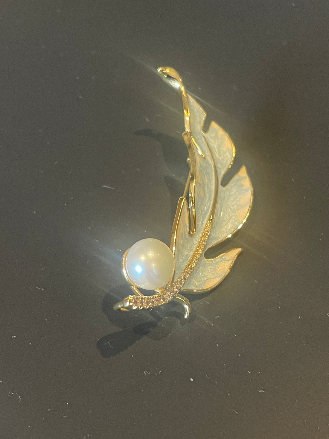 Elegant Freshwater Pearl Brooch | Natural Pearl Inlay · Timeless Accent Piece