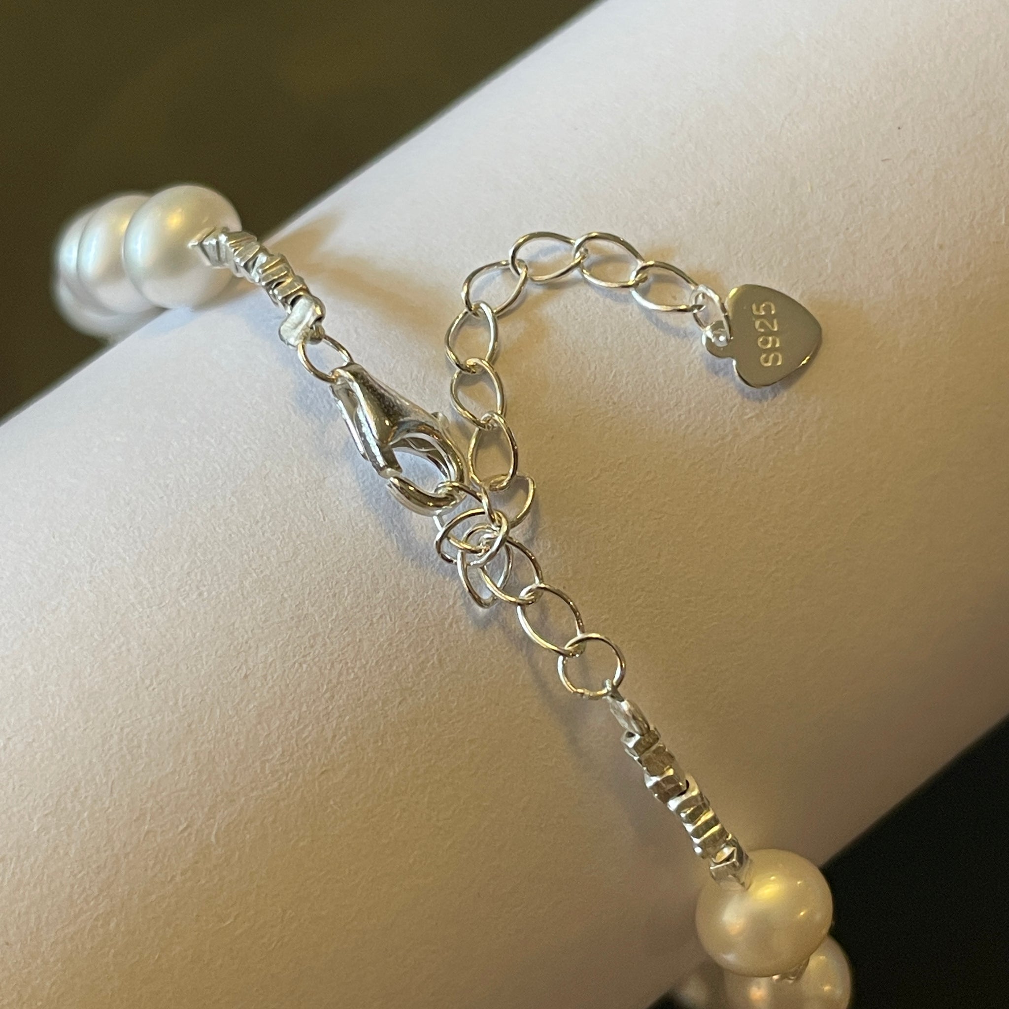 Sterling Silver Cat Charm Bracelet | 5–6mm Freshwater Pearls · Hand-Carved Shell Cat · Adjustable