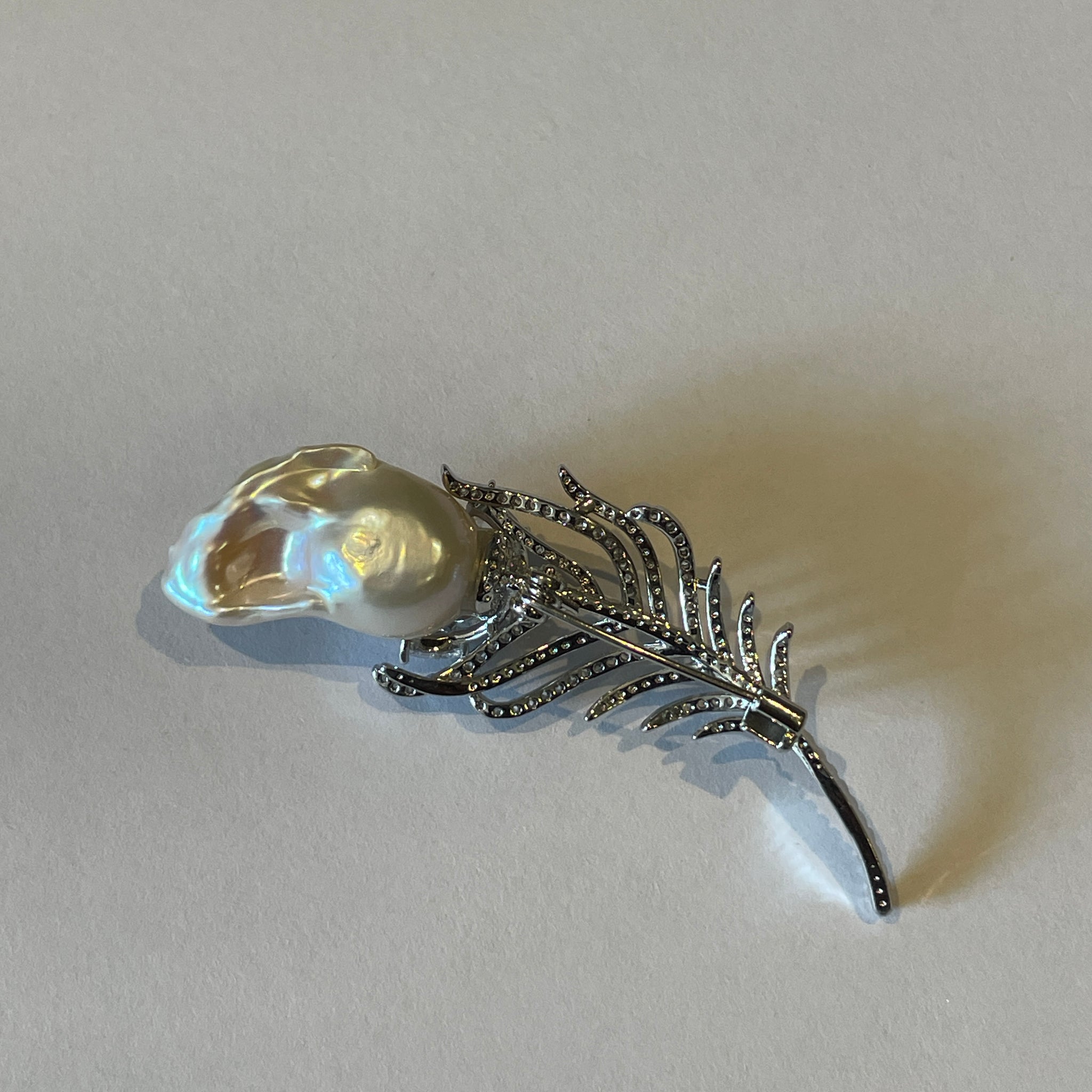 Broche longue en perles d'eau douce baroques | 15 x 18 mm · Élégance sertie de zircons