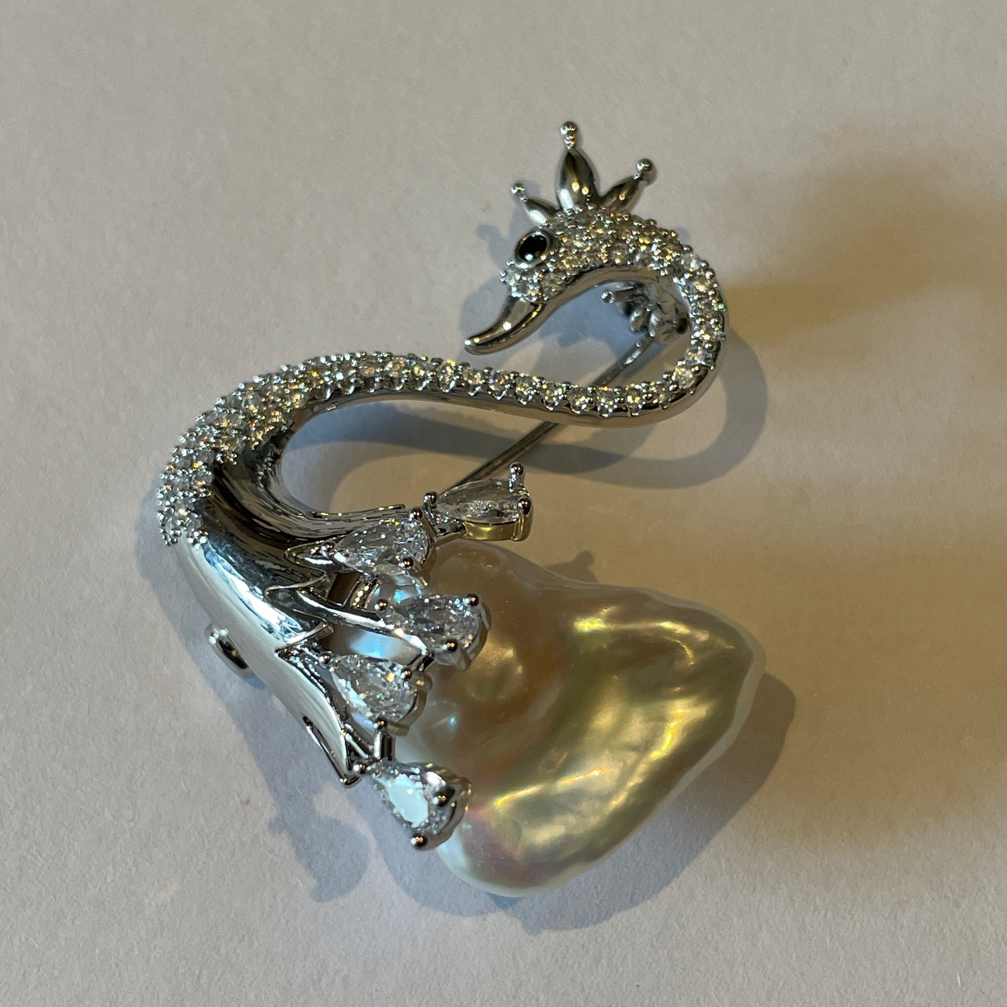 Broche cygne en perles baroques | Courbes gracieuses · Beauté naturelle unique